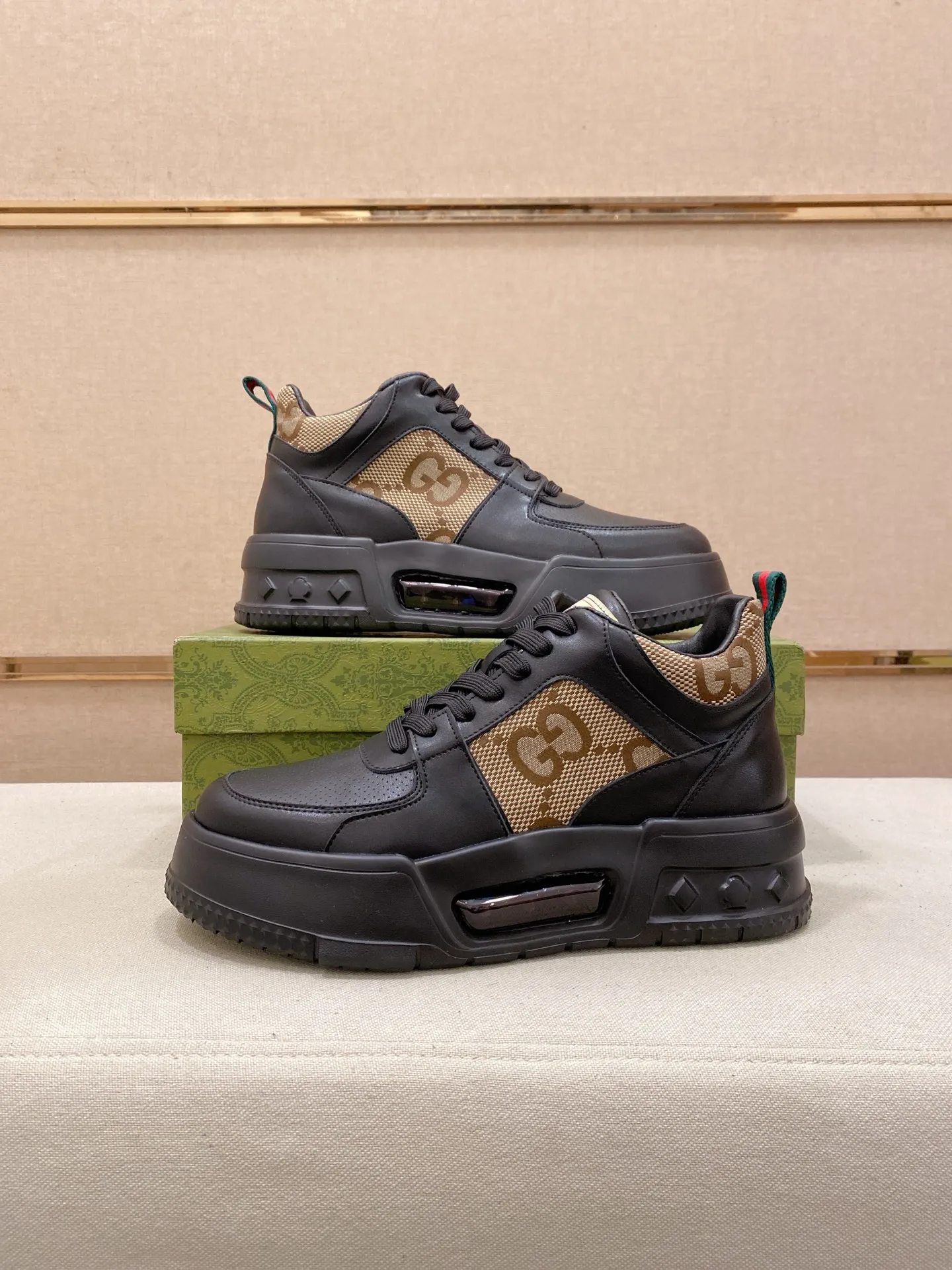 Factory price: 442💰 (GUCCI) The latest model from the official website🎁🎁Casual and fashionable men's shoes👟, hot style💥The style is simple and elegant, exclusive for trendy men. Unique official website's latest brand elements👑original Gucci decoration, fashionable and generous, the fabric is original cowhide ✅sheepskin lining, the official website specifies wear-resistant casual outsole, the classic model is taken in kind at the counter🎬38-44 (can be customized for 45 non-refundable)